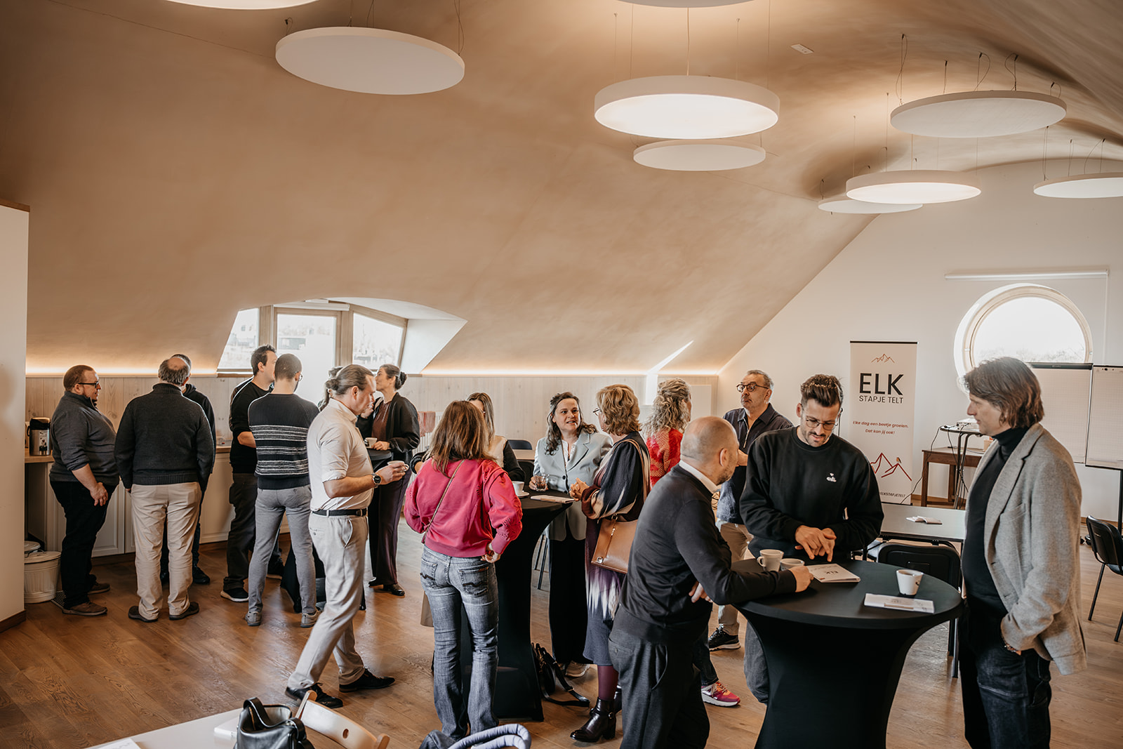 Deelnemers netwerken tijdens een event van Elk stapje telt