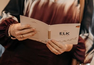 Handen die een brochure van Elk stapje telt vasthouden
