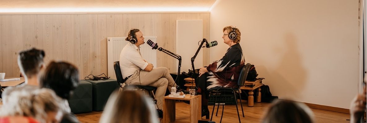 Live podcastopname op een podium voor publiek — Elk stapje telt