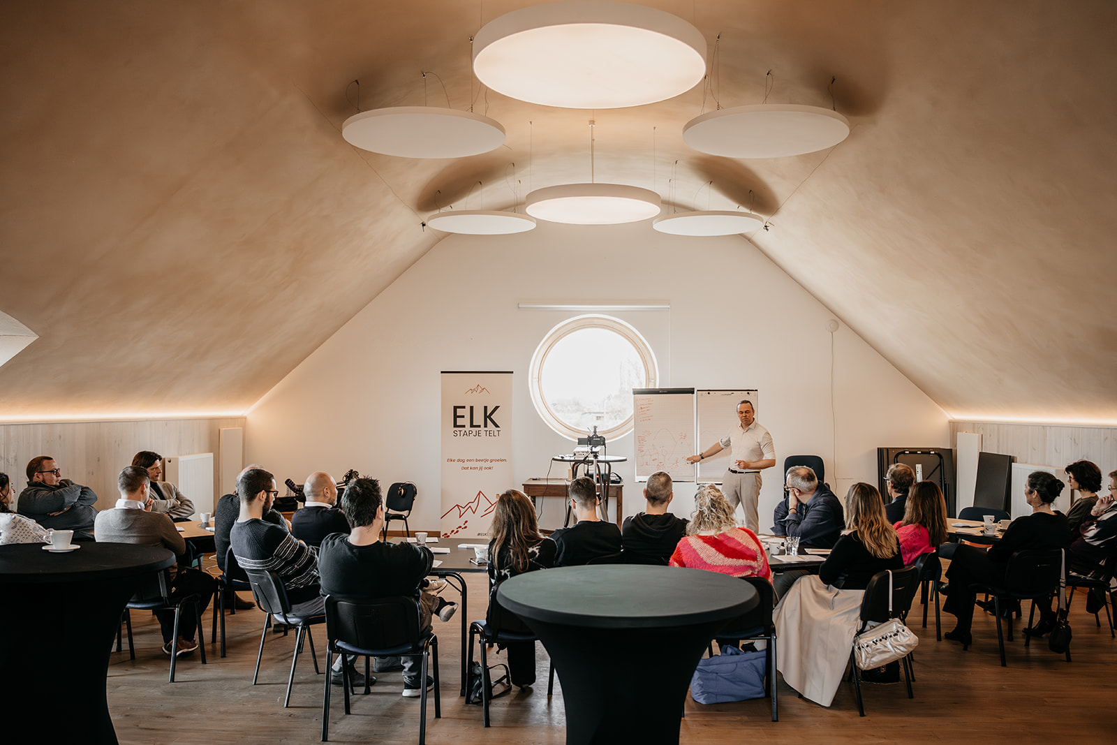 Deelnemers tijdens een live-event van Elk stapje telt